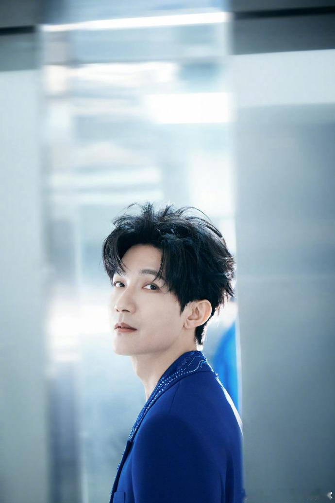 陈楚生在体育场盖房子搞装修陈楚生在体育场盖了三层楼原本以为演唱会舞台都是简易搭建