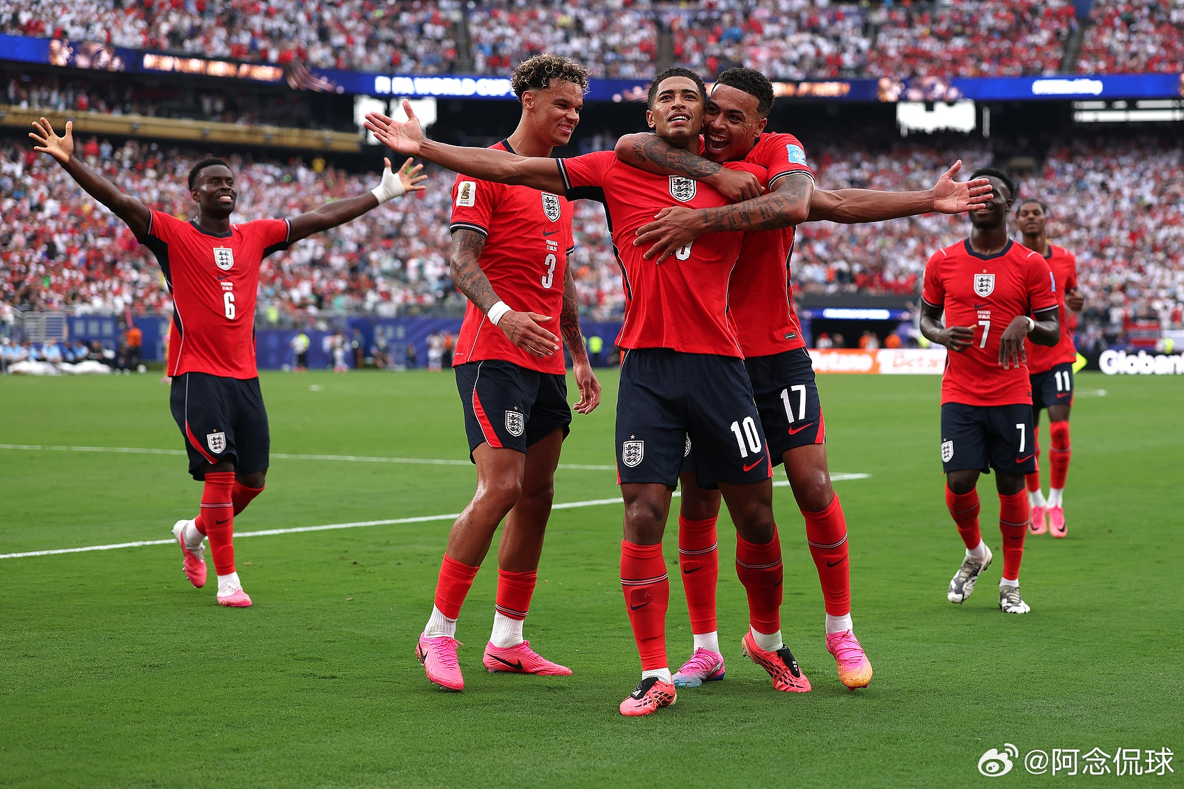 头名出线！英格兰2-0巴拿马 贝林厄姆传射凯恩破门创纪录宽萨伤退巴拿马0比2英格