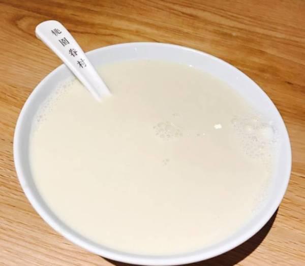 甜汤适量喝
谨防胆结石

谢先生，每天要喝上两碗甜汤，前段时间体检，结果查出肾脏