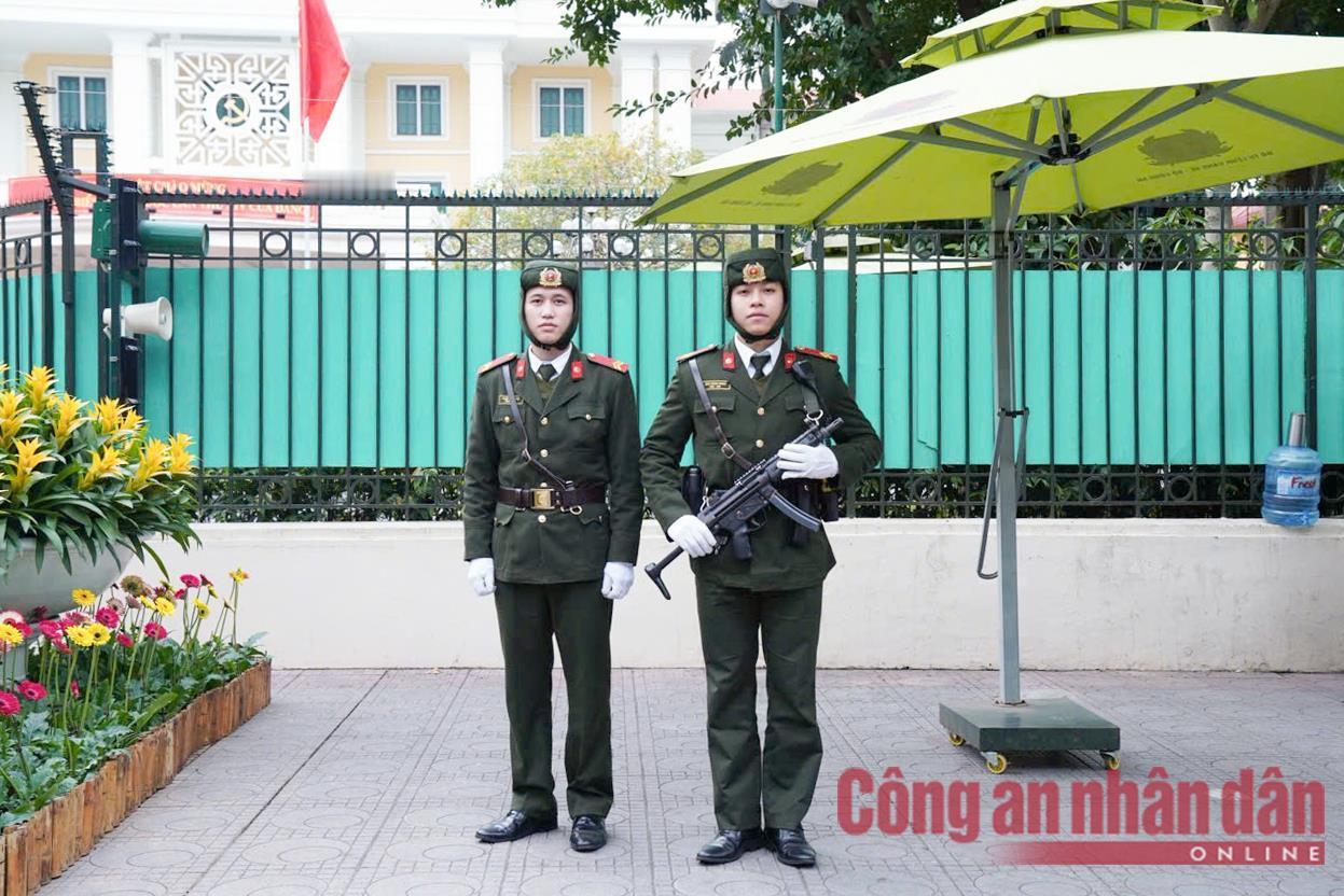 土耳其生产的mp5a3冲锋枪，穿着冬季棉服
保卫越南14大警卫队部署力量保护越南