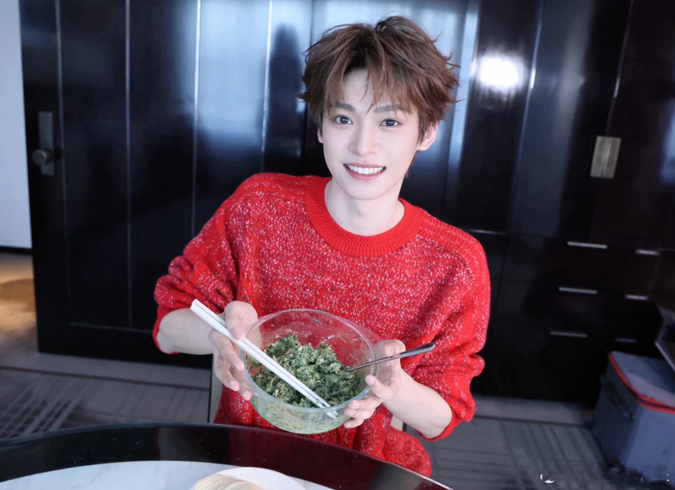 梓渝的除夕包饺子照！满满的仪式感红银交织的毛衣，衬出满格少年气。经典圆领搭配宽松