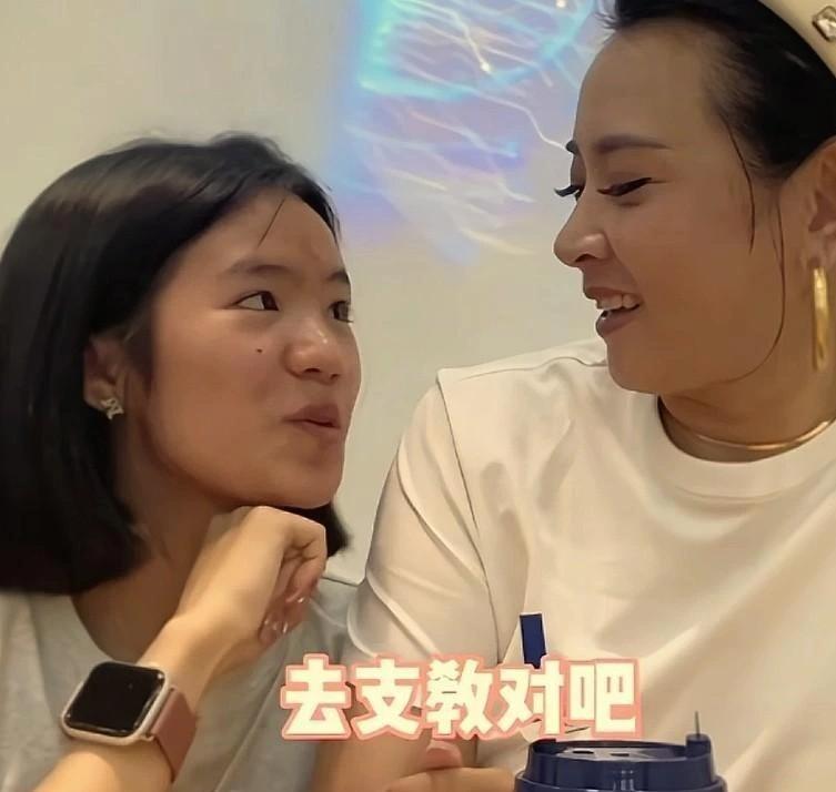 账号停更后，面馆里那个被默认要接班的姑娘，也没出现。
晋妈在直播里聊到UU，说她