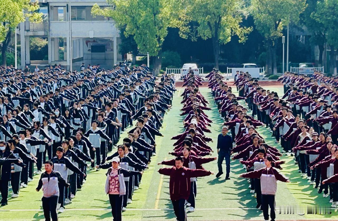 校园课间操的“人海”气势（随手拍）。今日上午，阳光明媚。课间操时，我走出办公室，