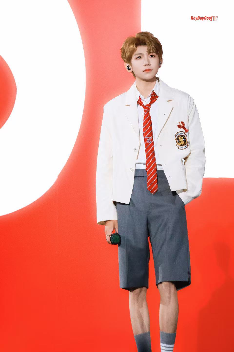 王源今天是学长王源对面的大家请看过来 学长看看我!!!! 