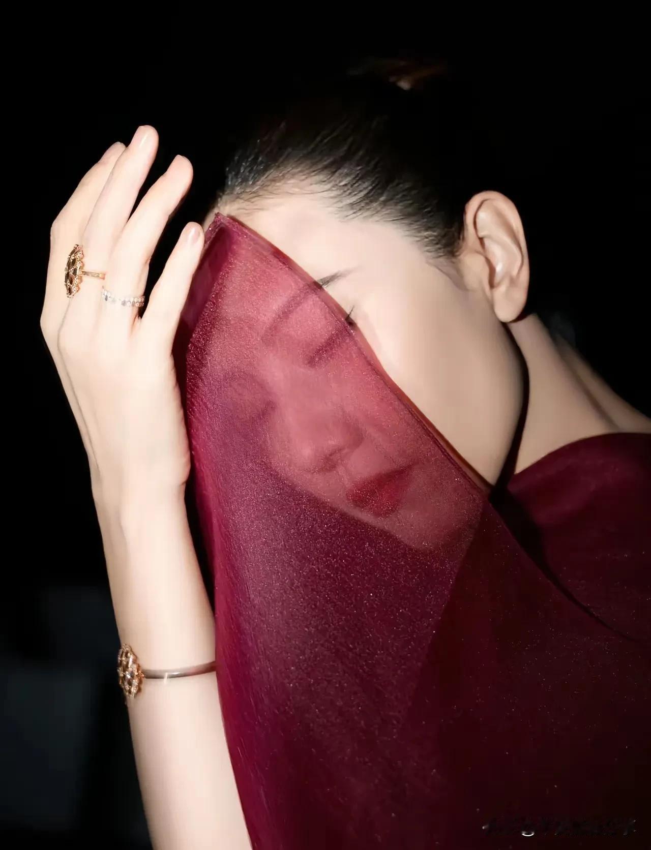 黑色衣服里面穿什么更好看老婆不给老公看她的手机，正常吗 大家觉得高圆圆漂亮吗？ 