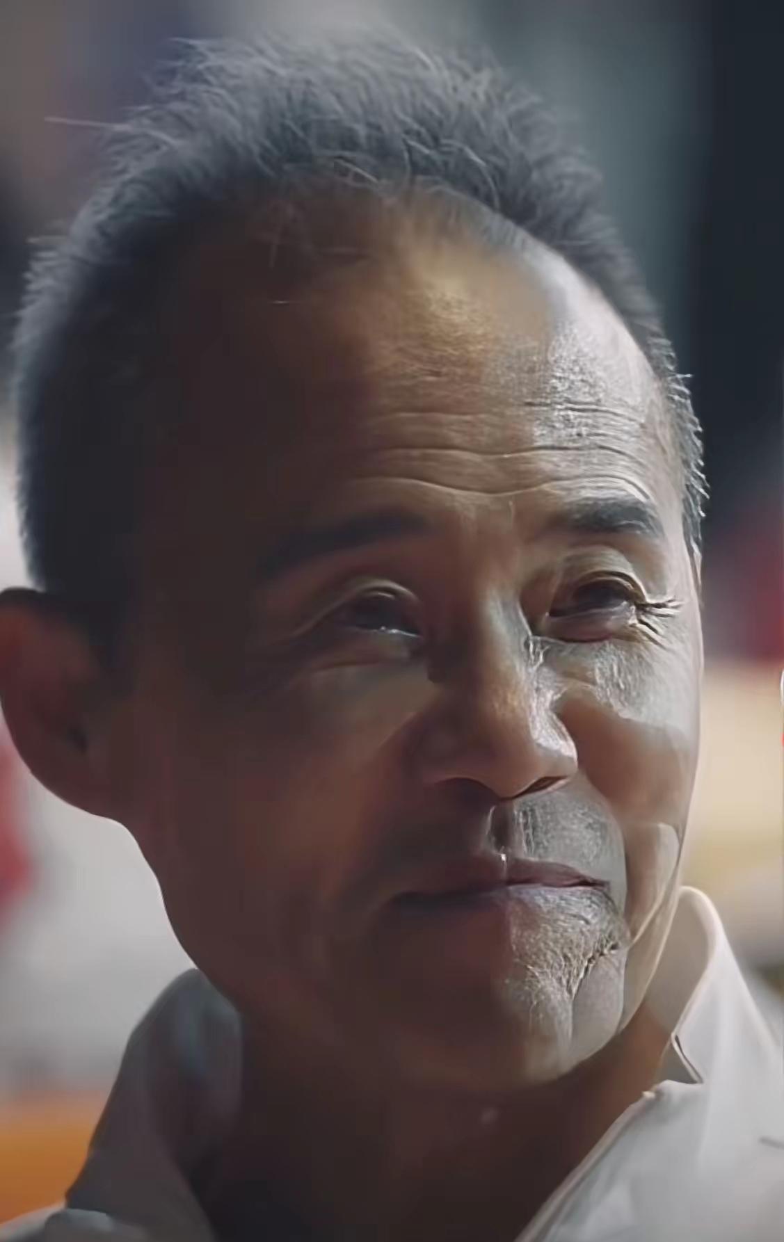 别问我几点回家。
田朴珺当年那句质问，砸穿了所有体面。
那不是夫妻拌嘴，是权力结