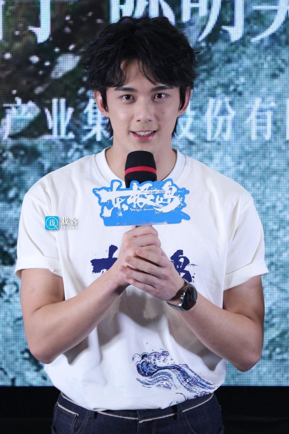 吴磊演的阿荡正是叛逆的年纪磊磊把自身经历融入了角色阿荡中 ​​​