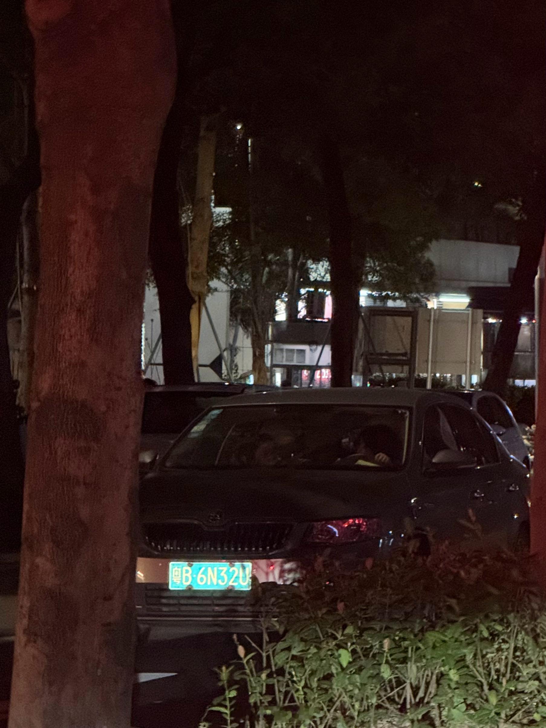 我还是蛮羡慕晚上开车还能不开灯的人，视力那是真的好，我老了，晚上开车就必须要车灯
