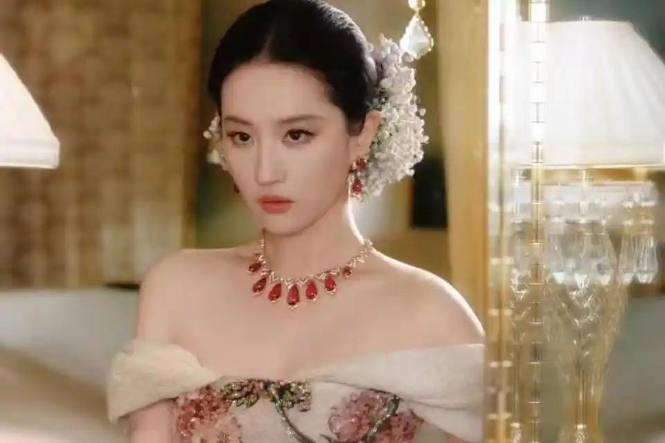 刘亦菲的什么最吸引你 要说刘亦菲最吸引我的地方，那第一就得是她那张脸。就拿 VO