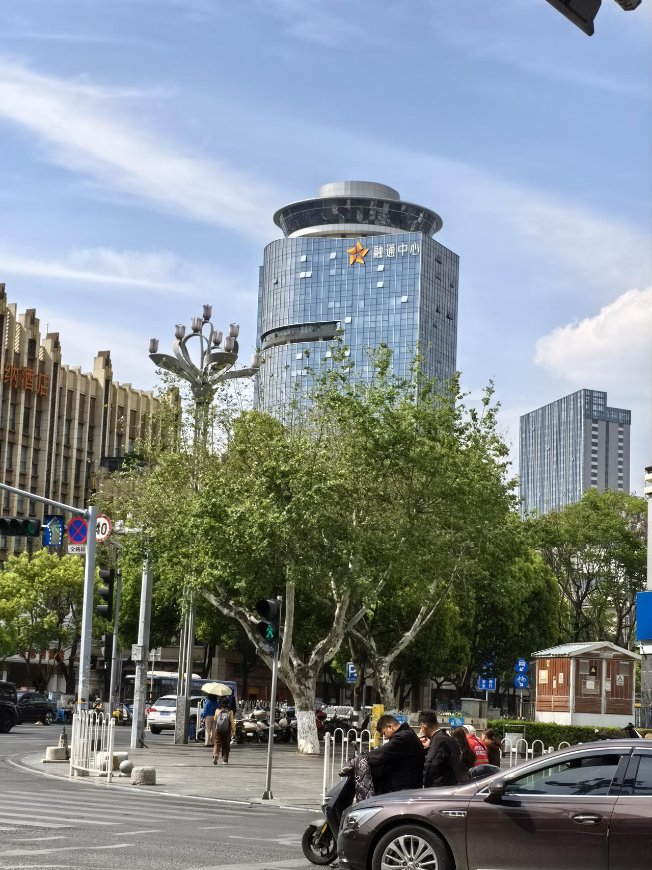 盘龙区北京路上的鼓楼大厦，旧貌换新颜，经过三年前的复工续建，这幢曾经昆明烂尾第一