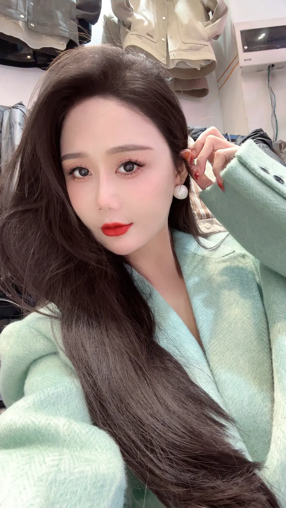 我打工的早，没读完万卷书，我懂的道理都带着泪，赚的每一分都带着苦，希望...