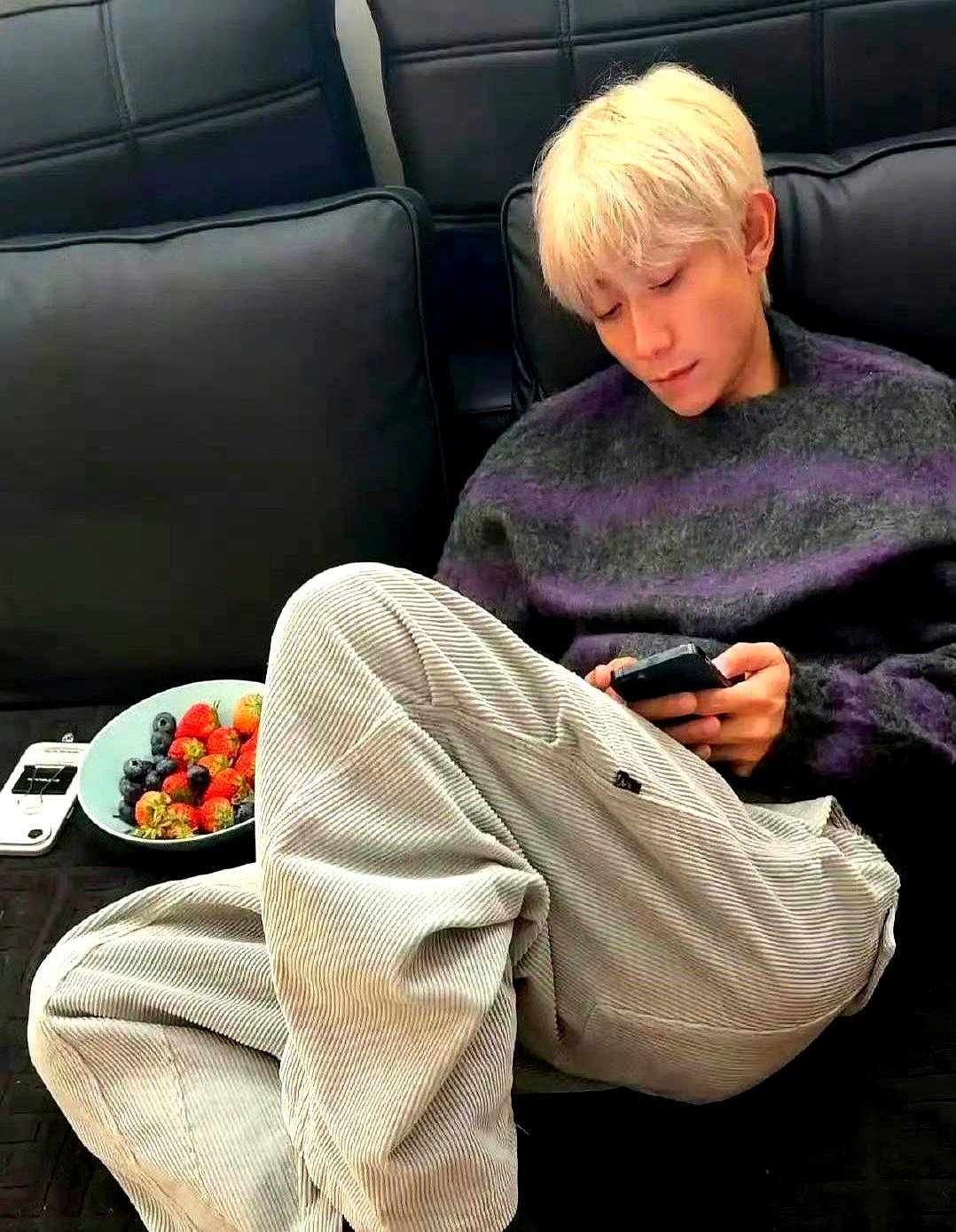 33岁张一山新家聚会，哥几个都熬成叔了，就他还是个猴。我一看他那头扎着小揪揪的白