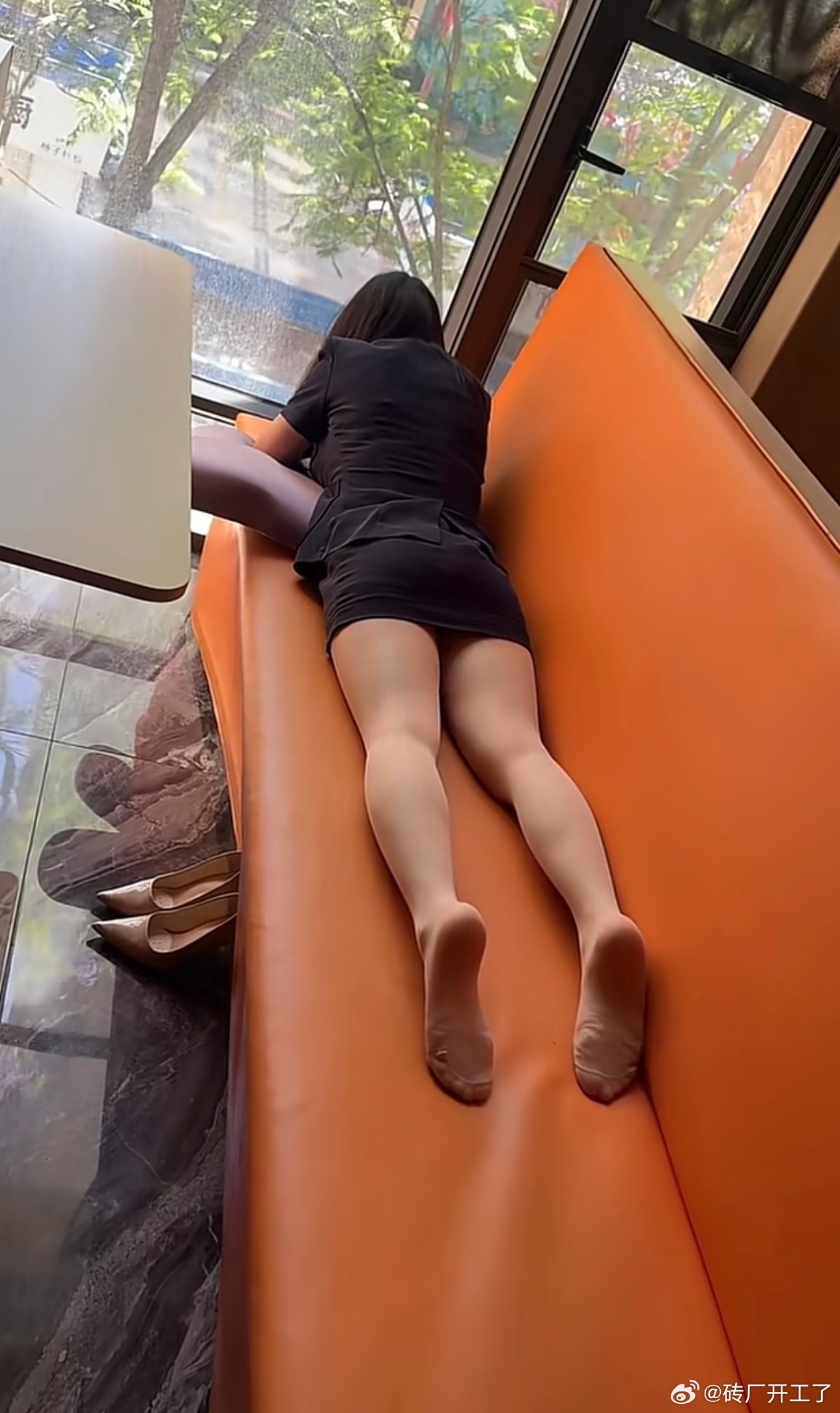 在哪里跌倒，就在哪里趴一会 