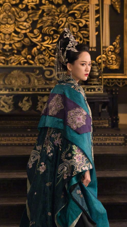 独孤伽罗
洛阳人，卫国公独孤信第七女，名门世家，其母崔氏出自清河崔氏，其长姐为周明帝宇文毓的皇后，隋朝开国皇帝杨坚的皇后，杨坚建立隋朝后，积极参与朝政，被称为二圣，独孤伽罗生活节俭，性格沉稳，在一定程度上促成开皇之治，隋朝杰出的女性政治人物。