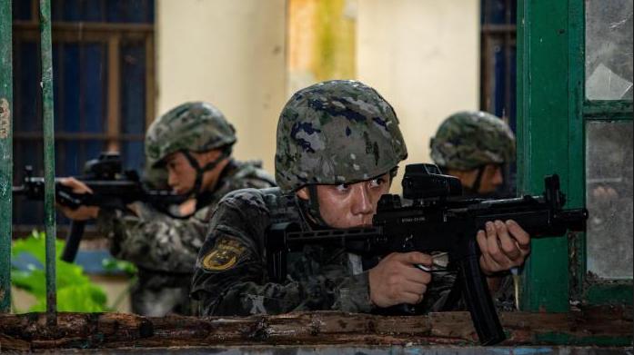 明明躺倒暴露身形，反倒能精准制敌，央视放出武警清剿窝点演练画面，巷道拐角全是伏击