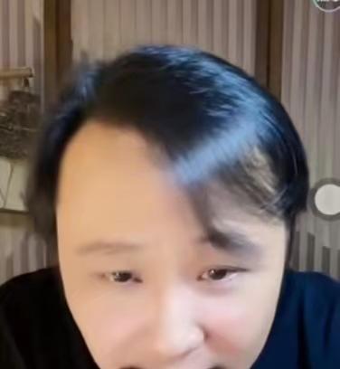 他把相声说到手机里了。
直播间背景是出租屋的白墙，手上比划的还是当年《报菜名》的