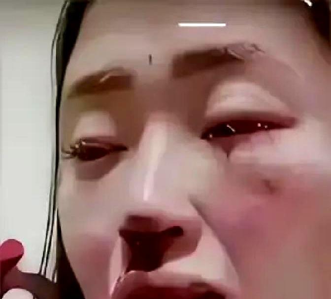 落地那天，嫁妆一百多万被说着“先代管”，刷地进了夫妻联名户，卡上写她的名，支配权