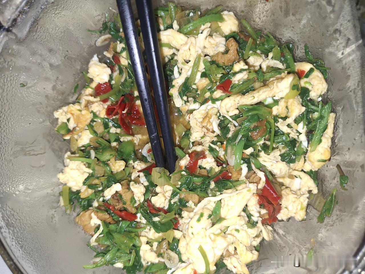 跟交通信号灯一样三原色的饺子，红色是焉耆的辣椒，绿色是托克逊的三叶草，黄色是玛纳