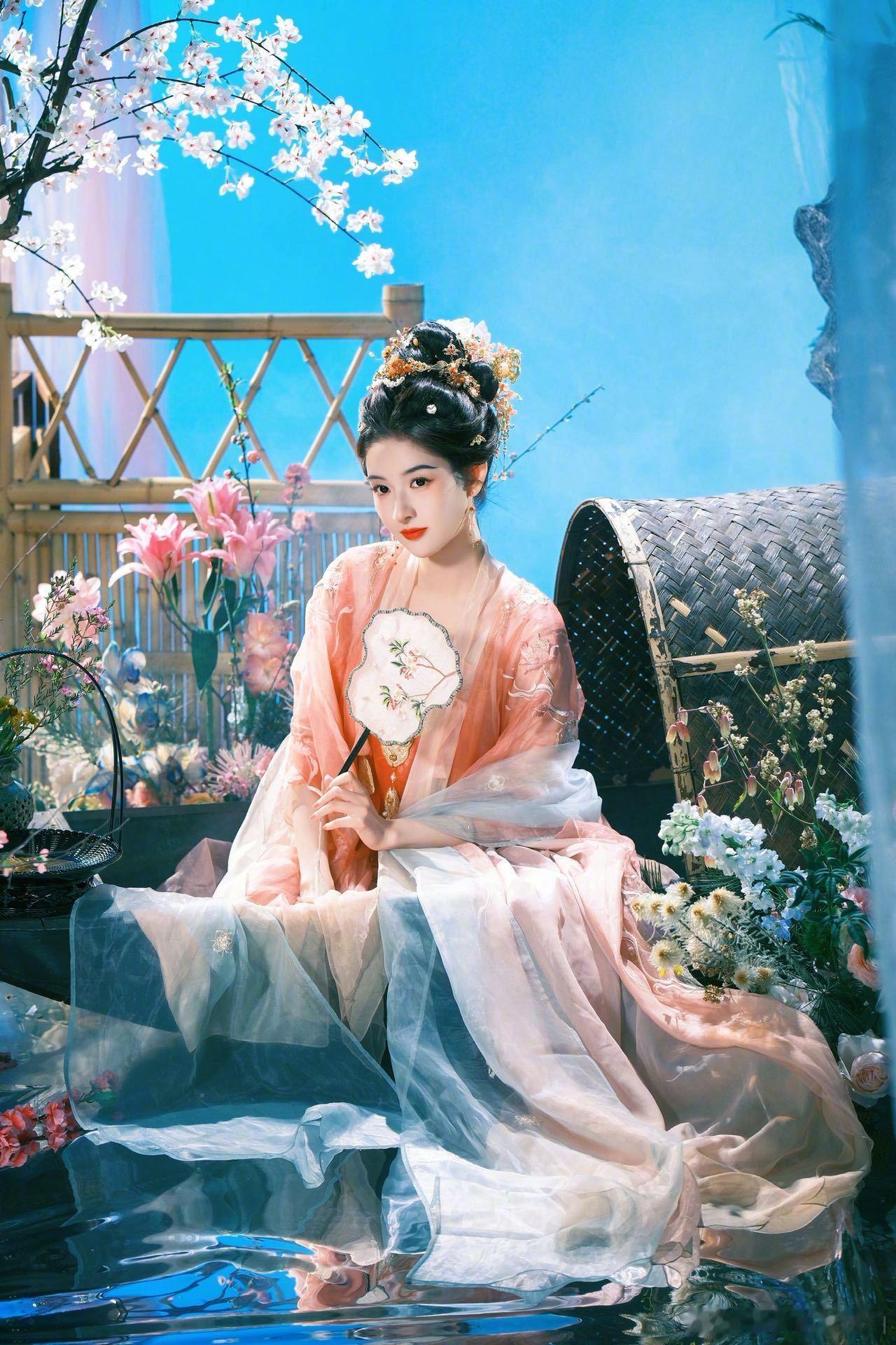 王玉雯上完春晚上凡间 看完春晚再看这组图，王玉雯真像从画里来的！倚窗、坐船、嗅花