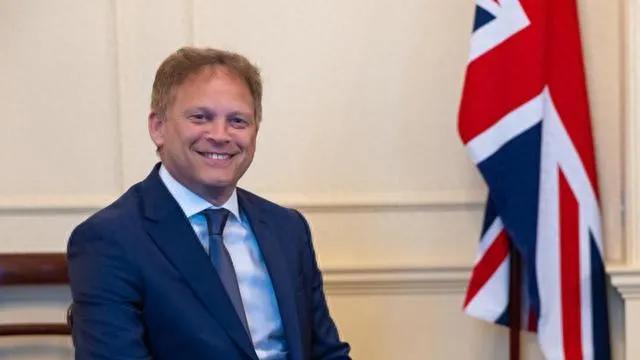 英国打出第一枪！据英国防务官员格兰特·沙普斯透露英方将在乌克兰部署军队。
英国比