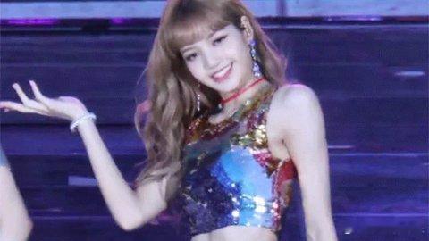 Lisa耳返器掉落三动作救场舞台表演途中耳返意外滑落，她临场丝滑完成三个连贯动作
