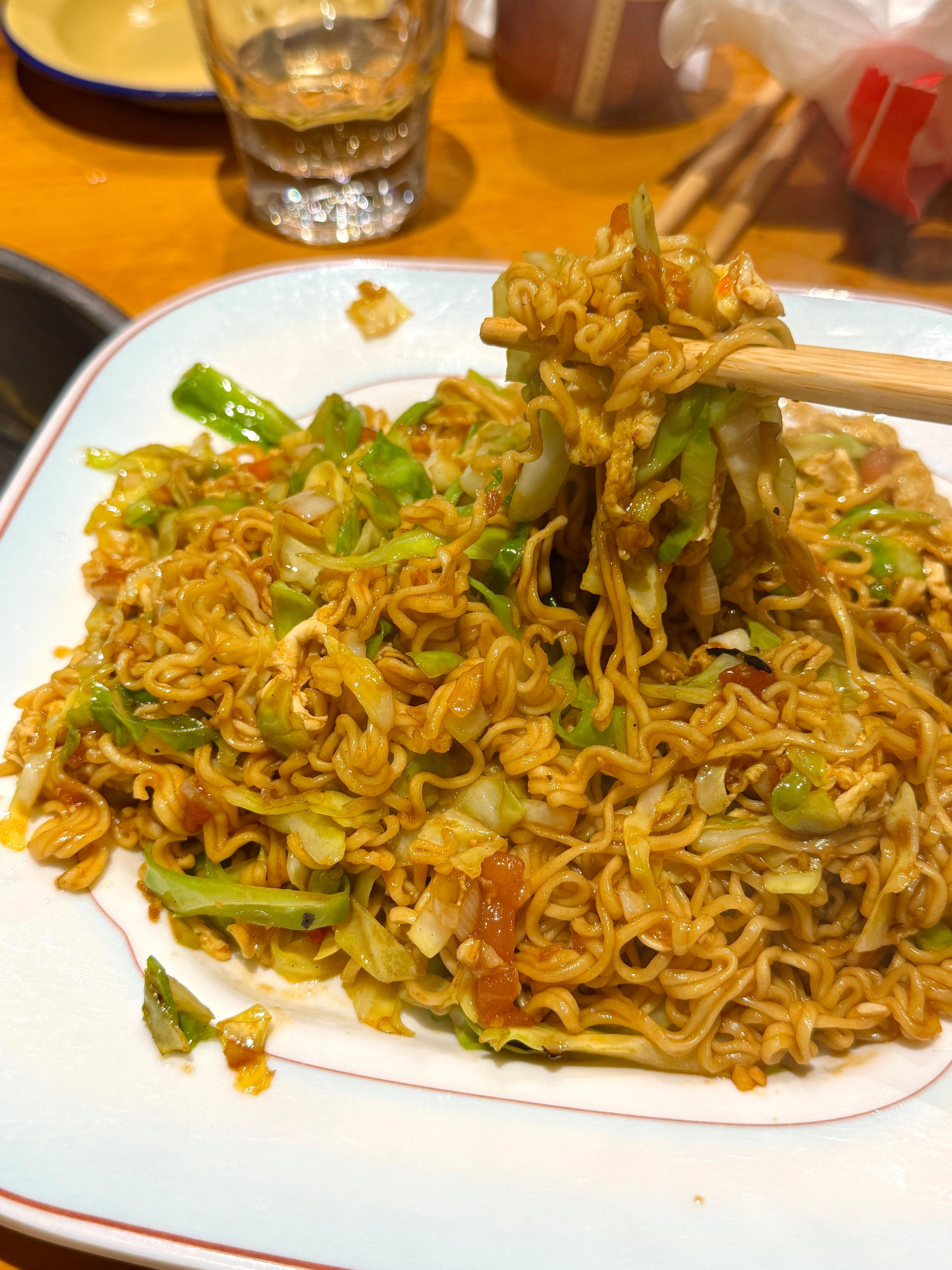 大红门的炒方便面又变了这次连火腿肠都没了，最初他家的炒方便面带点汤，加了醋炒，又