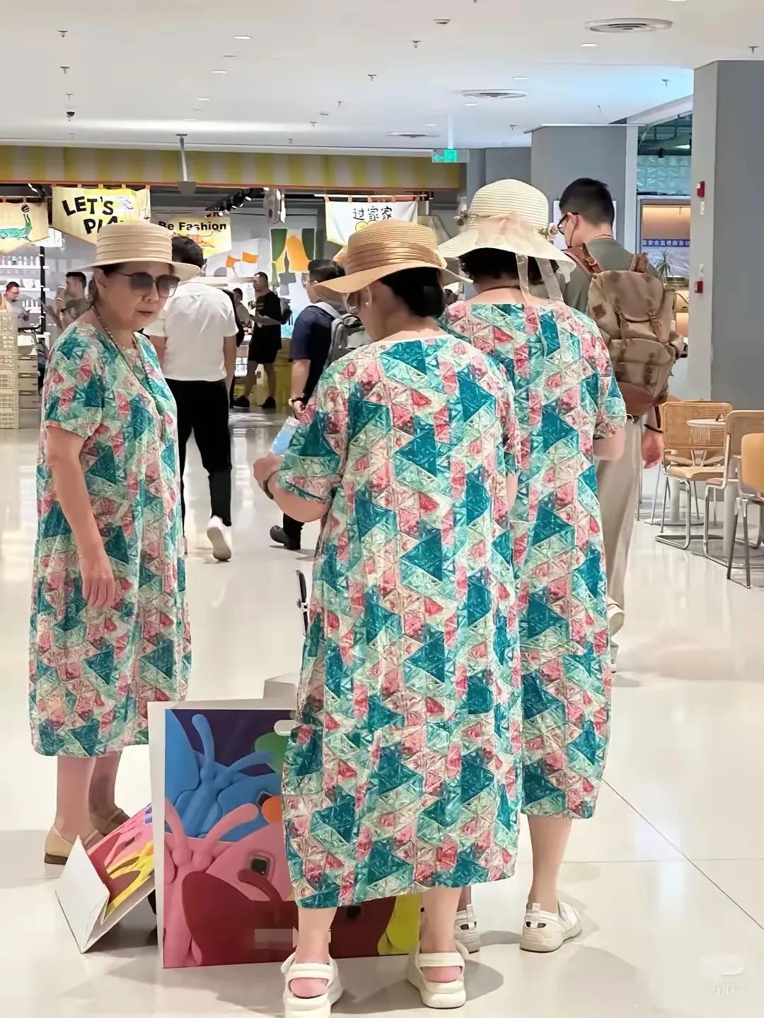 这是一位网友她们在出行时发的照片，现在大妈们真幸福，出门旅游服装都统一了，连草帽