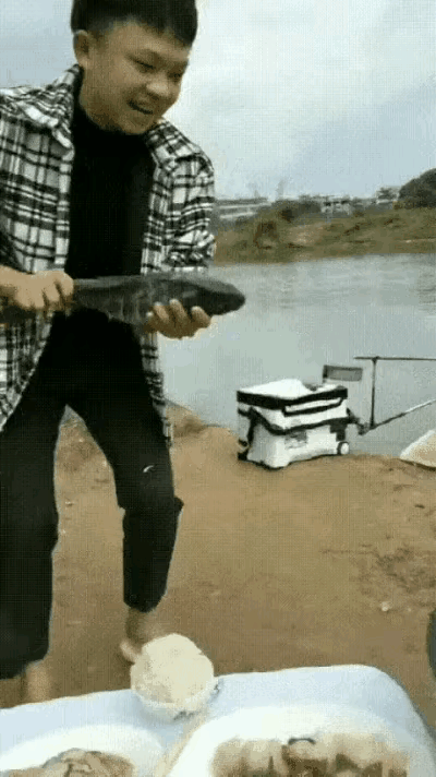 鱼先是洗了个油澡，感觉有点儿热，赶紧又洗去了个水澡！
