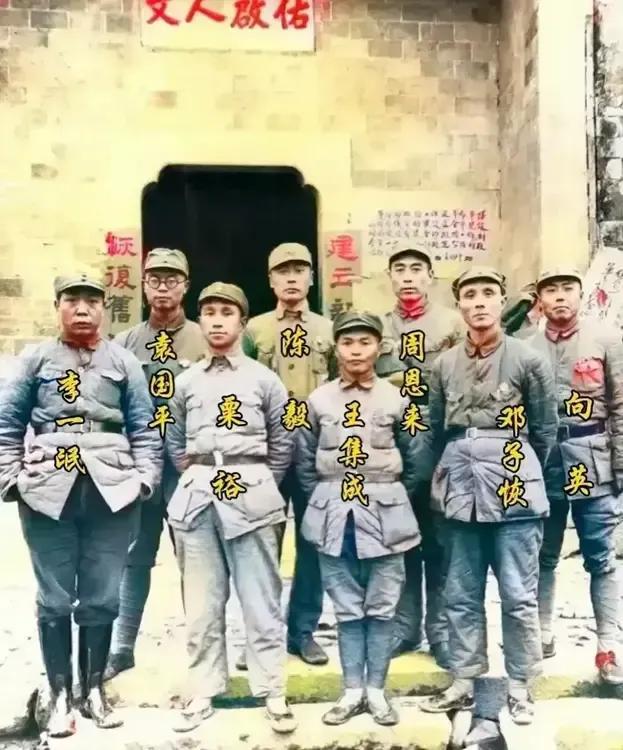 看老一辈革命家的精气神！
#先辈们英姿# 
