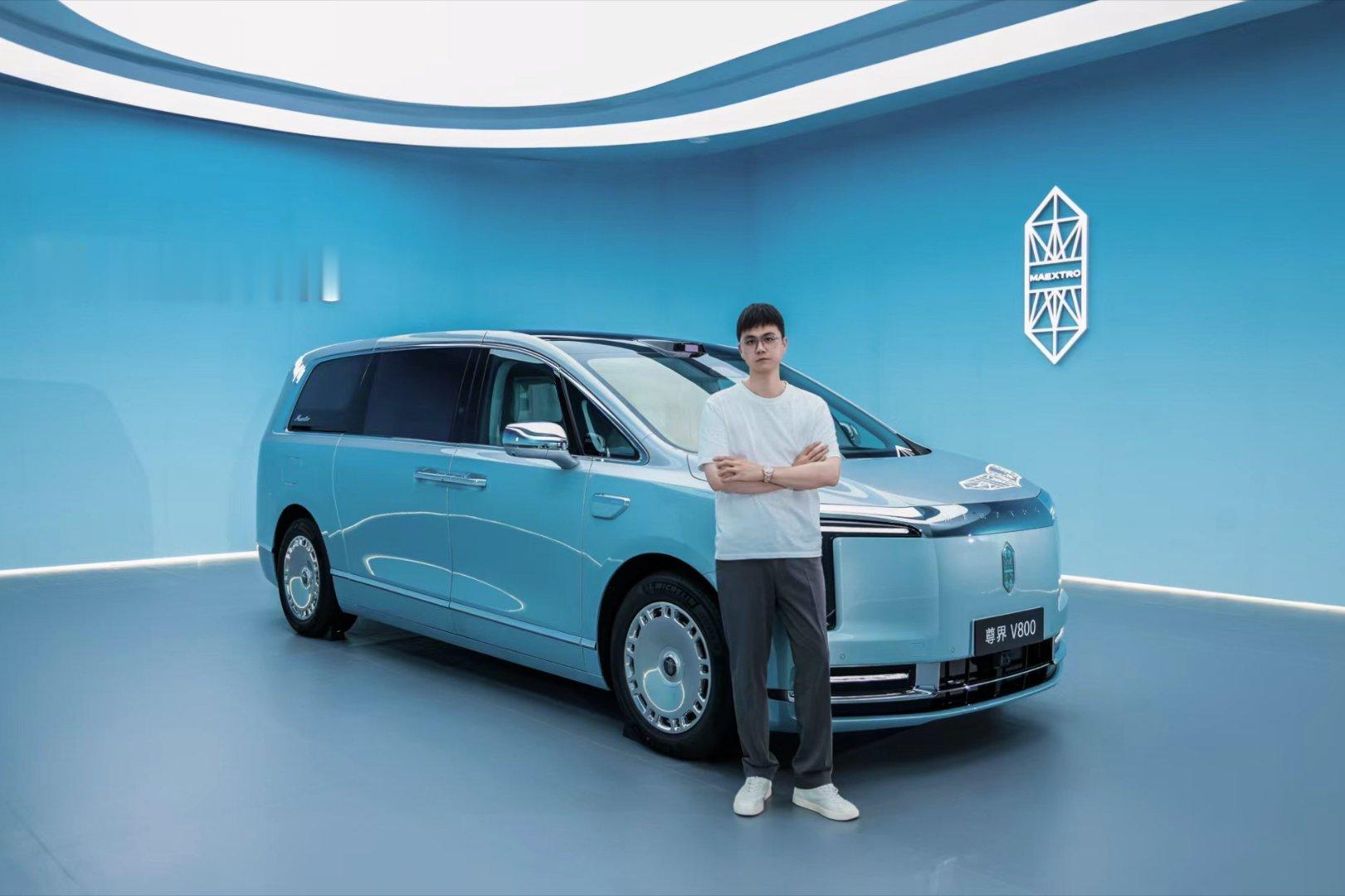尊界V800云水天青的艺术成分很高，留意看LOGO内饰的样子，App上可以窥见一