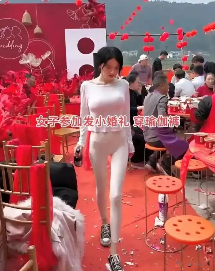 四川一农村婚礼现场，一位来参加婚宴的姑娘成了大爷大妈的讨论的焦点，原因竟然是女子