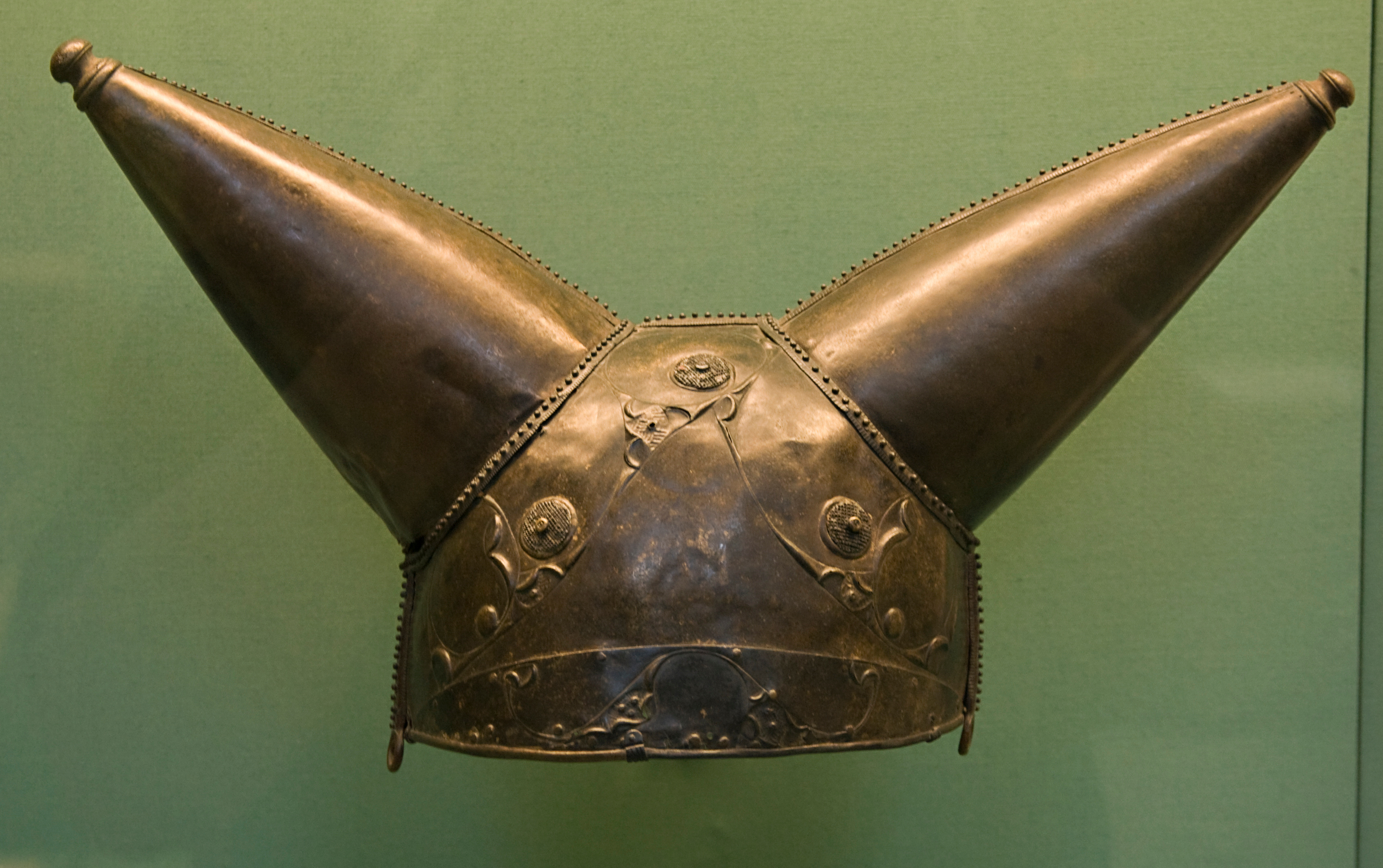滑铁卢角盔Waterloo Helmet，发现于泰晤士河的滑铁卢桥下，大约制作于