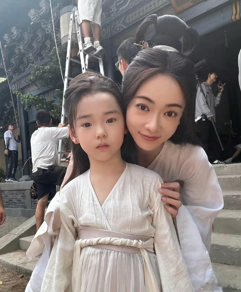 董璇回应投资墨雨云间，感觉董璇是真想继续吃娱乐圈的饭，甚至想让小酒窝也吃上，这一