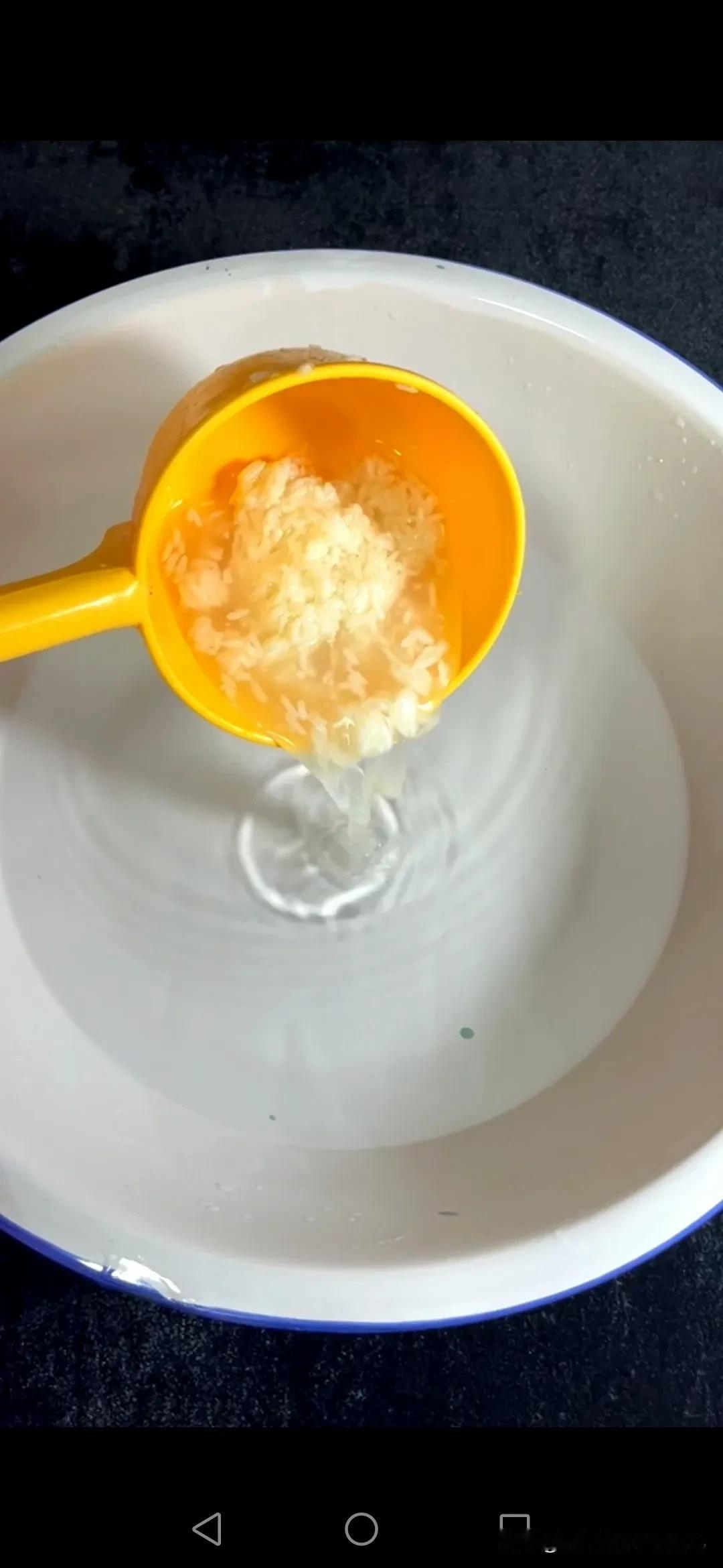 家里三口人我是最后阳的症状最轻的一个，低烧了两天后嗓子有点不舒服。今天突然胃口大