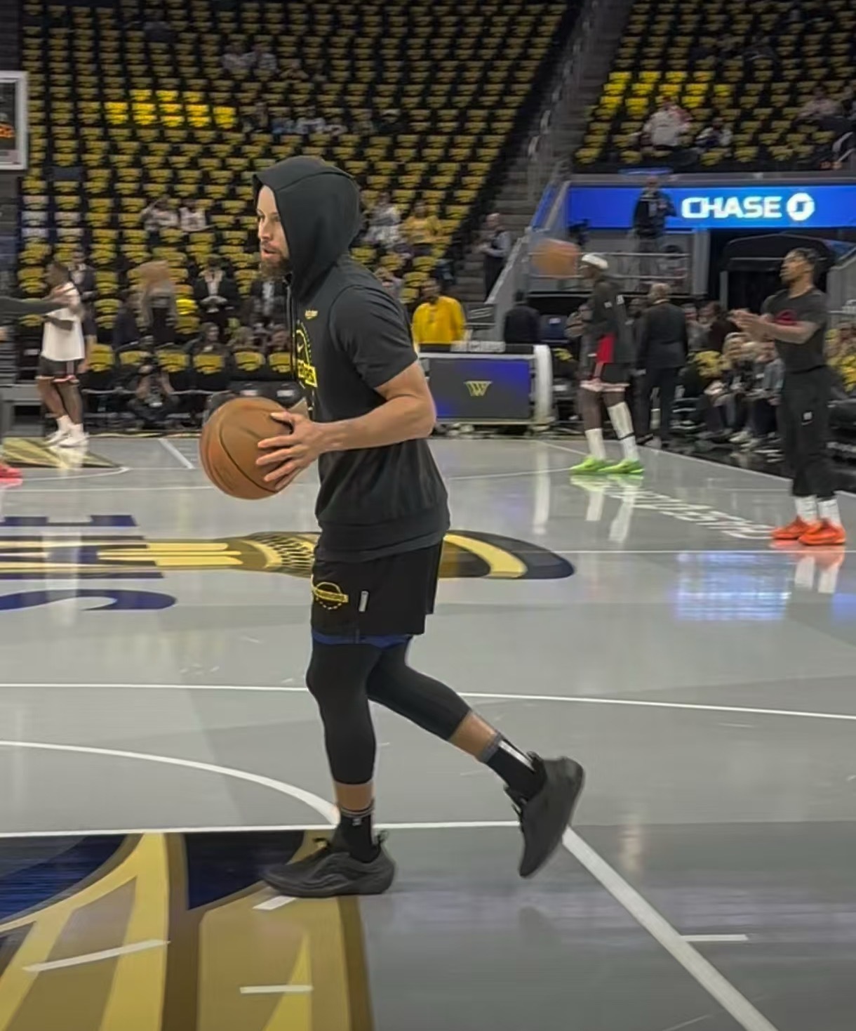 蝙蝠侠和罗宾最后真穿了同一双签名鞋库里热身上脚了巴特勒最新的签名鞋JB4