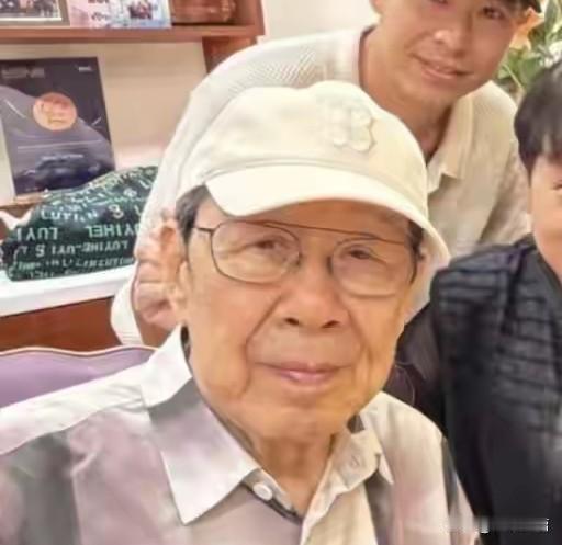 现在人是真的长寿，94岁了，还能开一个5小时的演唱会！
 
胡枫原名胡继修，19