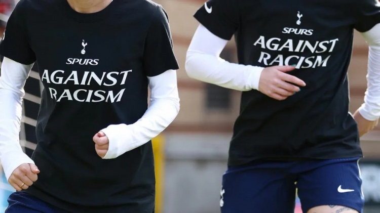 官方：热刺谴责对丹索的种族主义行为，赛前热身将穿T恤抗议