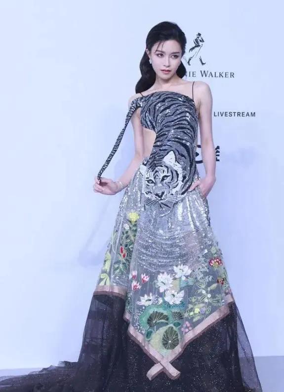 文咏珊这款猛虎下山吊带礼裙好特别呀，赋予了裙子一种原始、野性之美，原始的印花元素