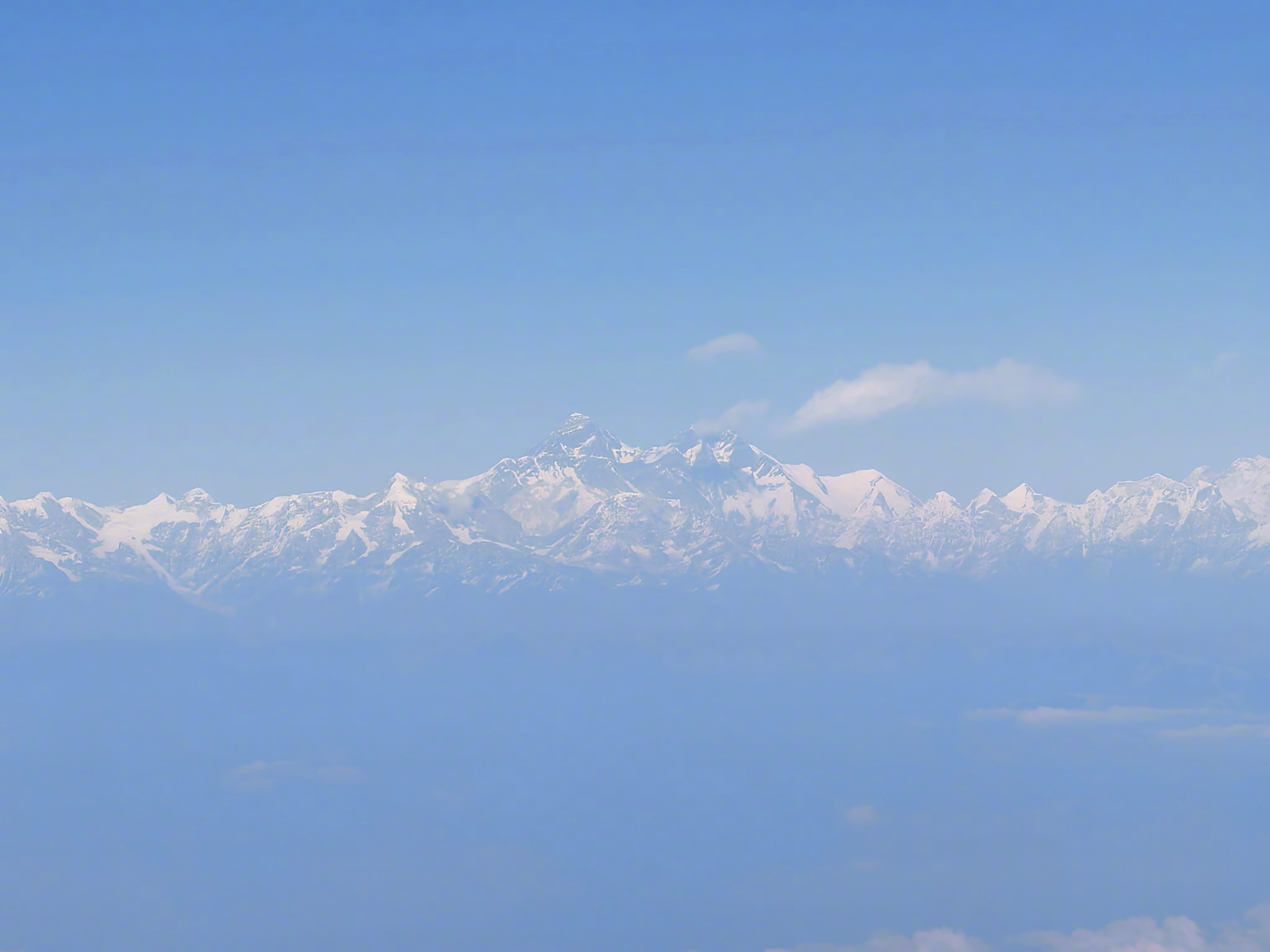 带傻哥们勇闯尼泊尔 临近加德满都最后1小时飞机，始终伴随着珠峰在飞，真美啊。这国