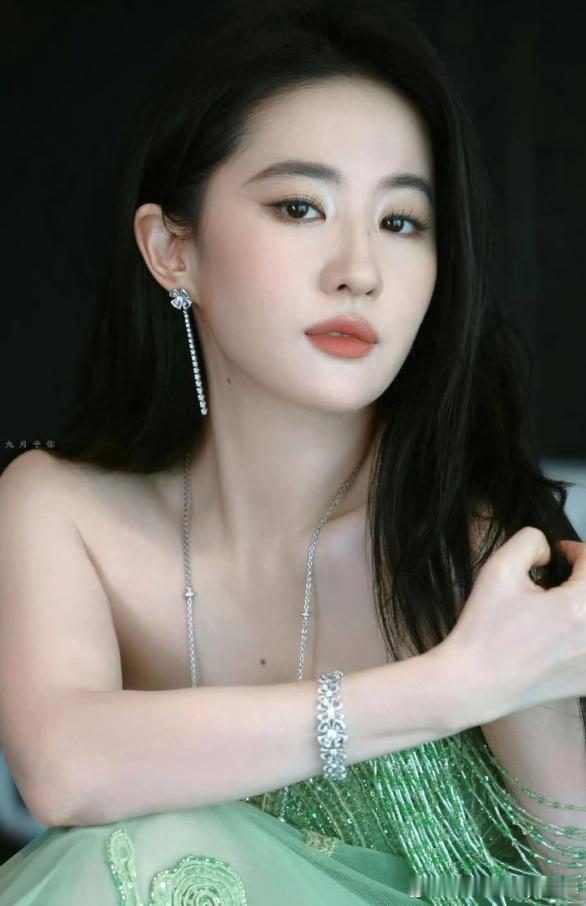 刘亦菲首个车代 神仙姐姐这颜值真的是和智界配一脸啊，果然美的人喜欢的东西颜值也很