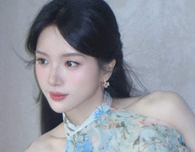 《给阿嬷的情书》女主李思潼红毯造型太亮眼，让人认不出！
