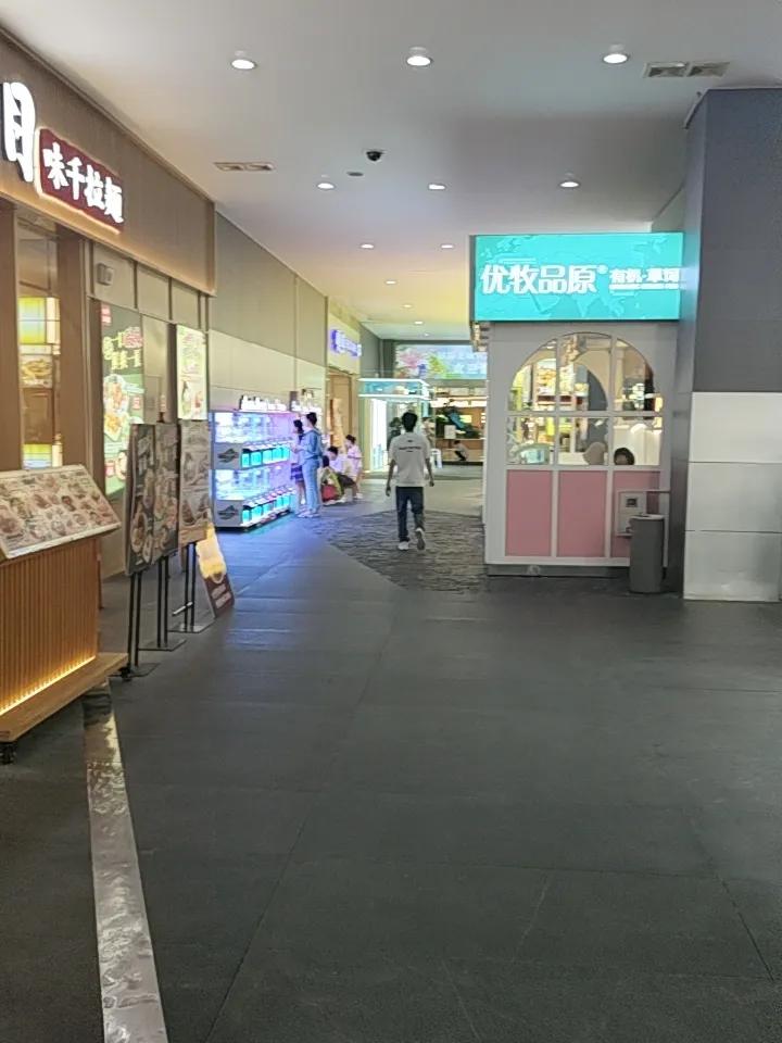 北辰大道北辰商业区简直是逛街的宝藏地！一到这儿，热闹的氛围就扑面而来。街道两旁店
