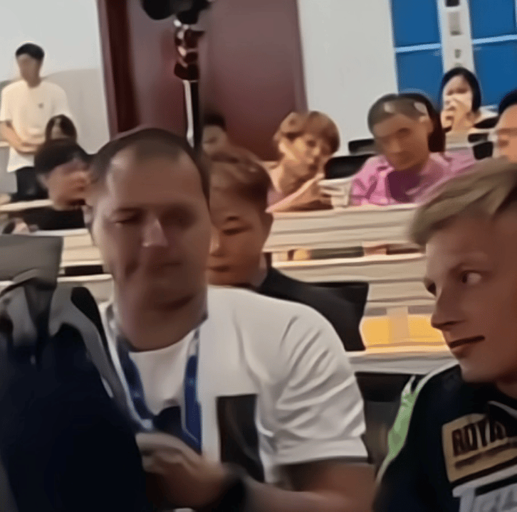 小嘴叭叭的 ​​​