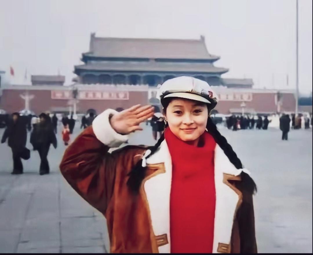 一看就是根正苗红的好少年，能看出她是谁吗？