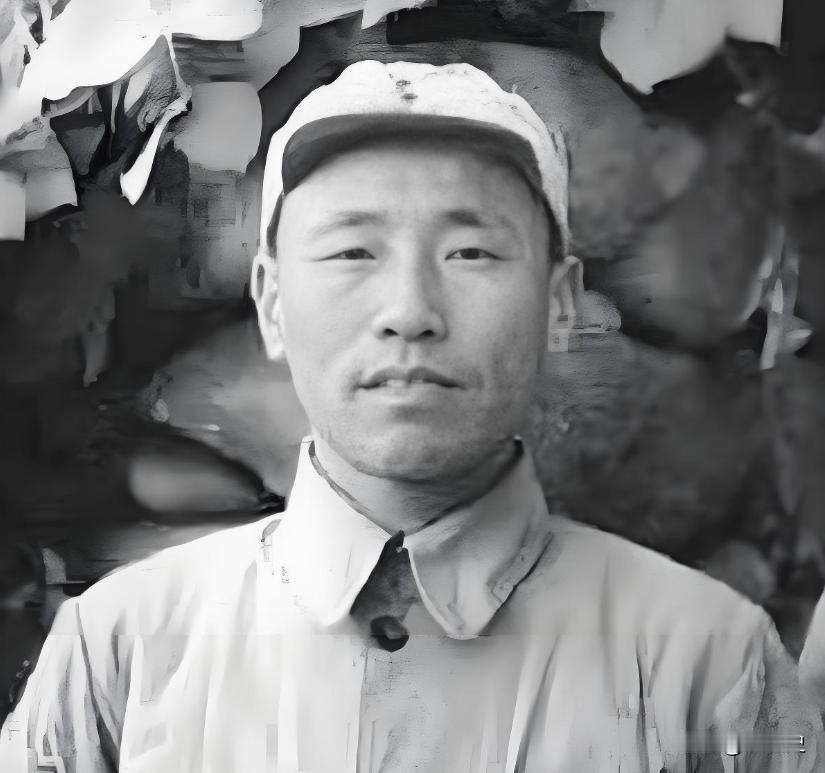 1943年，八路军冀鲁边军区副司令员黄骅正在主持会议，手枪队队长冯冠奎突然推门闯