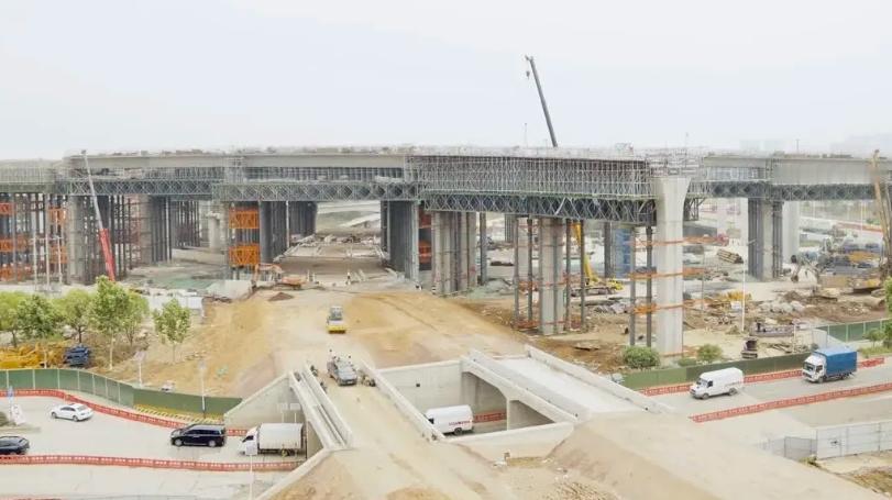 近日，由中铁二十四局承建的南京上元门过江通道林场立交上跨改建京沪货线现浇梁施工顺