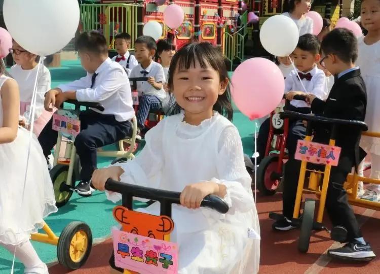 嘿朋友们！刷到深圳热搜了吗？幼儿园萌娃滑板车迎亲给老师办婚礼，简直萌翻全场！
这