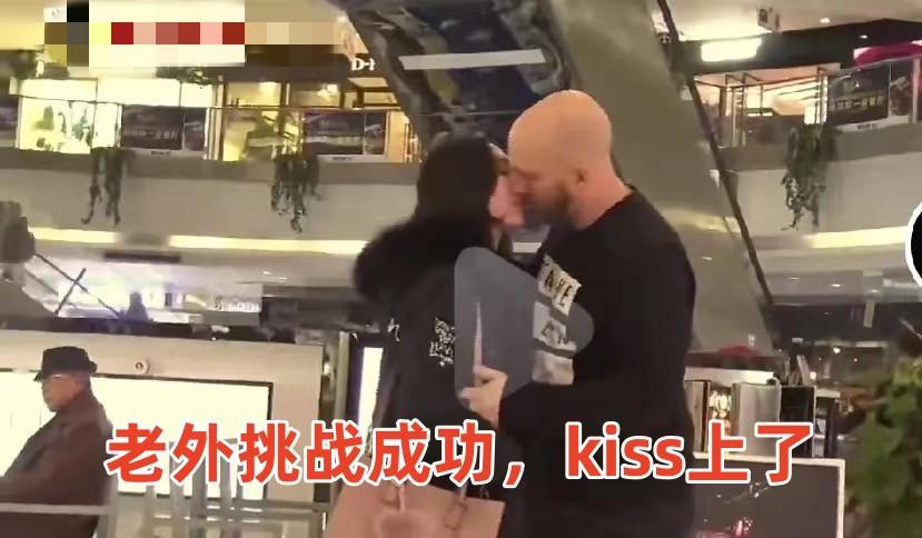 一个敢要一个敢给

就在人们同声谴责国泰航空“歧视女”之际，一个发生在咱们中国上