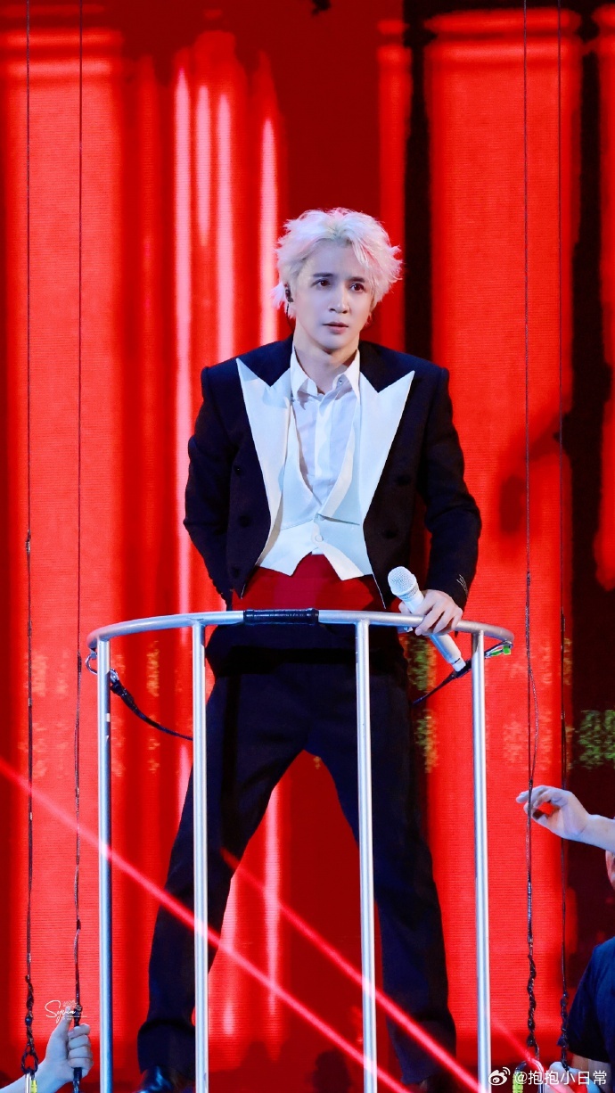 薛之谦吊威亚了薛之谦高台威亚救命！薛之谦吊威亚的舞台也太炸了吧！半空唱《我的雅典
