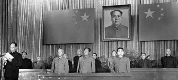 1955年，全军授衔名单初步拟定，彭德怀拿着名单，怒气冲冲找到毛主席：“主席，这